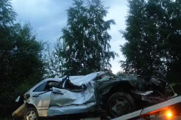 ФОТО, ВИДЕО: В Резекненском крае врезался в дерево «Мерседес»: погиб пассажир