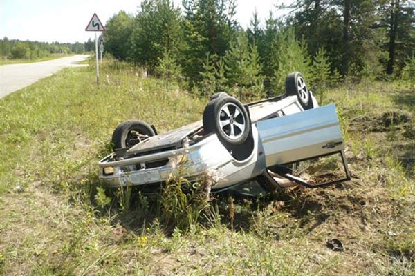 На дороге перевернулся Nissan: водитель скончался на месте аварии