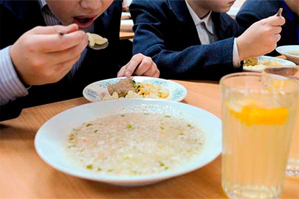 Самоуправления согласны кормить школьников, но просят дотации на зарплаты педагогам