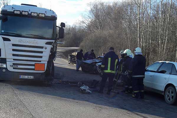Двойная авария в Резекненском крае: VW врезался в грузовик