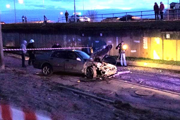 ФОТО: в Резекне произошло тяжелое ДТП, машина съехала с моста