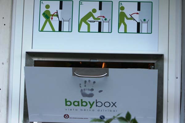 В Резекненском BabyBox оставлен ребенок