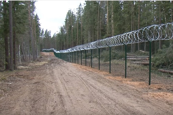 Забор на российско-латвийской границе (видео)