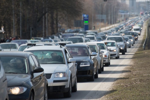 Латвия становится в пробку: во многих местах страны начаты ремонты дорог