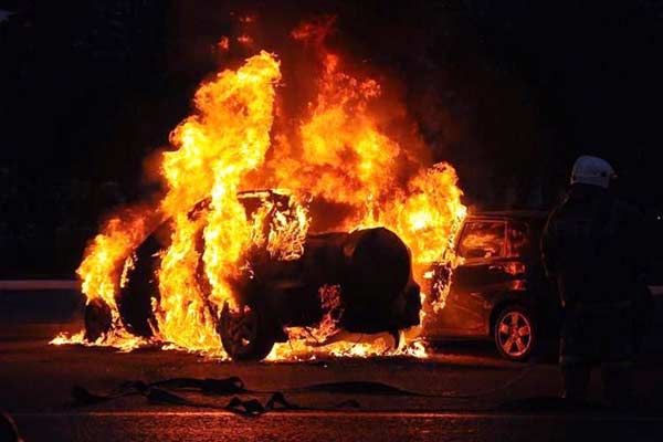 Неспокойные выходные: один пострадавший и две сгоревшие машины