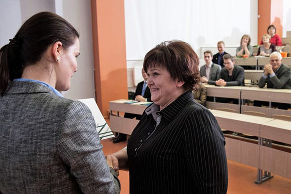 Учитель Резекненской 3-й средней школы Надежда Савицкая получает награду РТУ
