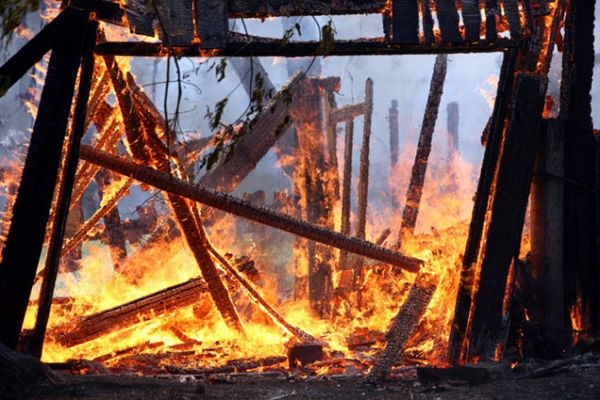 В Резекненском крае горел сарай, в Карсаве заброшенное здание 