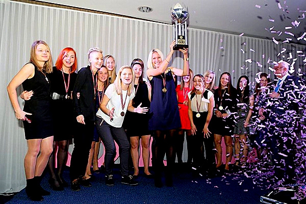 За третье место в женской футбольной лиге в Резекненской думе будут чествовать команду «VRS/Optimists-R»