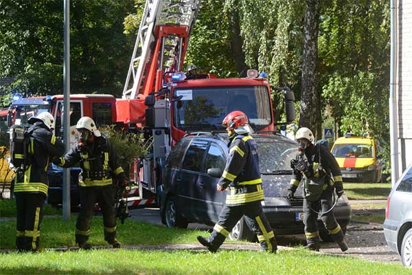 В результате пожара в Даугавпилской многоэтажке погиб ребенок
