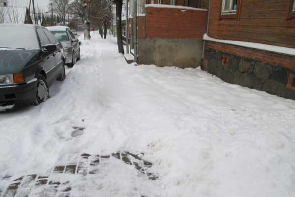 Административная инспекция призывает жителей не забывать о правилах уборки снега