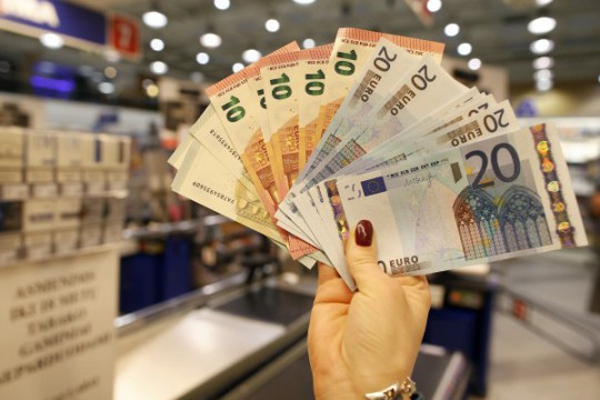 В министерстве рассказали, когда зарплата в Латвии превысит 1000 евро