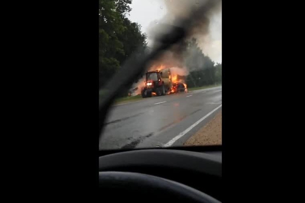 На шоссе Даугавпилс-Резекне загорелся трактор с прицепом 