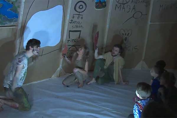 Видео: В театре “Joriks” представление для детей “Дрожащая палатка”