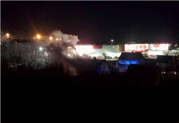 Очевидец: горит дом возле магазина DEPO (фото, видео)