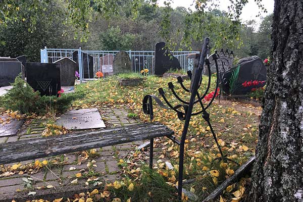 Хулиганы месяц громили еврейское кладбище в Резекне, но уверяют, что они не антисемиты