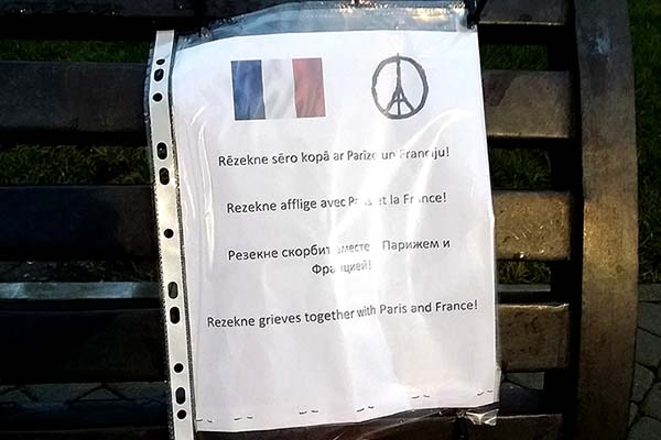 Теракт в Париже:  в Резекне возлагают цветы (фото очевидца)