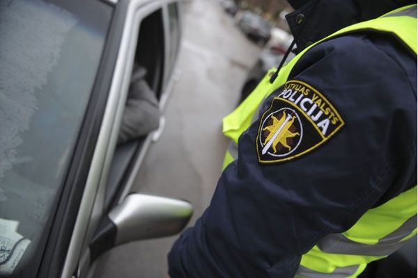 Латвийские журналисты сняли на видео, как дорожные полицейские вымогают взятку 