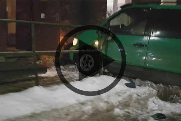 ВИДЕО: зеленый автомобиль протаранил «Красную» аптеку