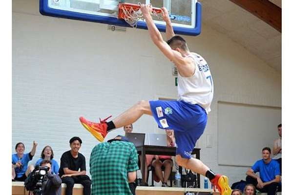 ФОТО, ВИДЕО: Резекненец одержал блестящую победу в турнирах по уличному баскетболу