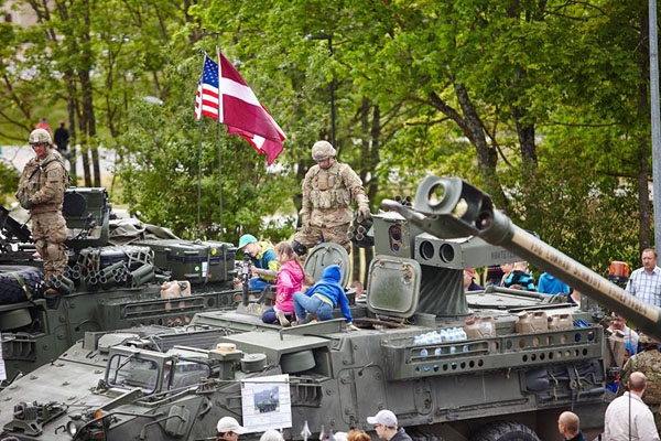 Фотоотчет: учебный марш НАТО Dragoon Ride в Резекне