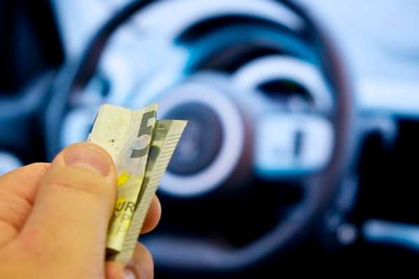 В Резекне водитель предложил дорожным полицейским взятку 300 евро
