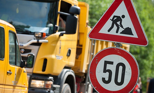 Из-за ремонтов введены ограничения на нескольких дорогах Латвии (СПИСОК)