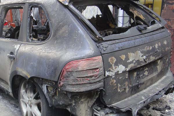 Сгорели две машины, предположительно принадлежавшие известному предпринимателю