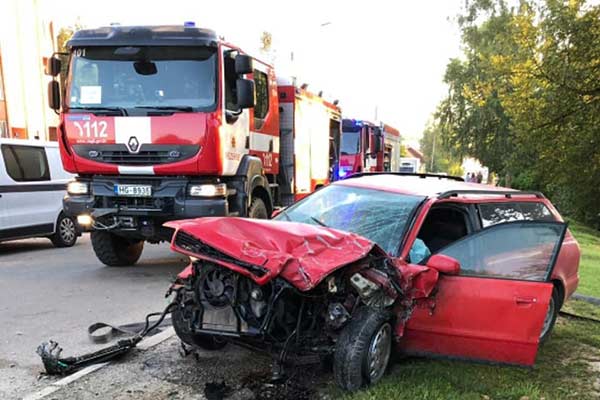 ДТП в Резекне: молодой водитель протаранил припаркованные автомобили (фото)
