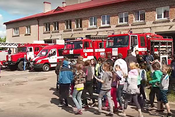 ВИДЕО: В день пожарного-спасателя Резекненская часть приняла посетителей