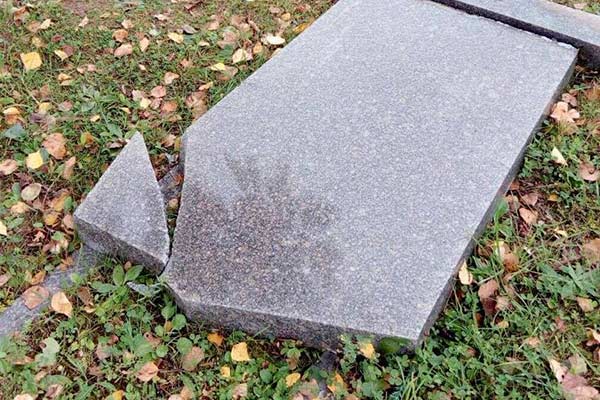 Вандалы систематически оскверняют Резекненское еврейское кладбище
