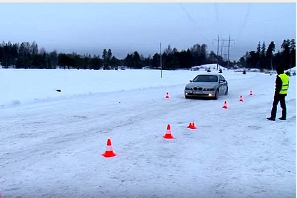 Курсы безопасной зимней езды проходят и в Резекненском крае (видео)