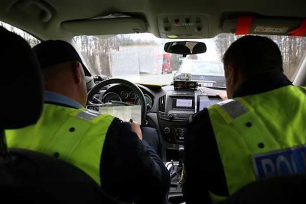 Убегая от Резекненской полиции, пьяный водитель повредил новую служебную машину