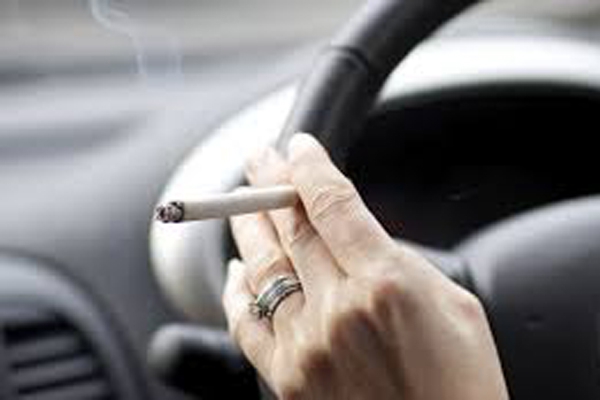 Сейм одобрил запрет на курение в автомобилях