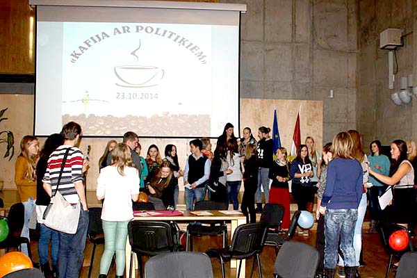 Молодежь села за один стол с политиками, пока попить кофе (фото)