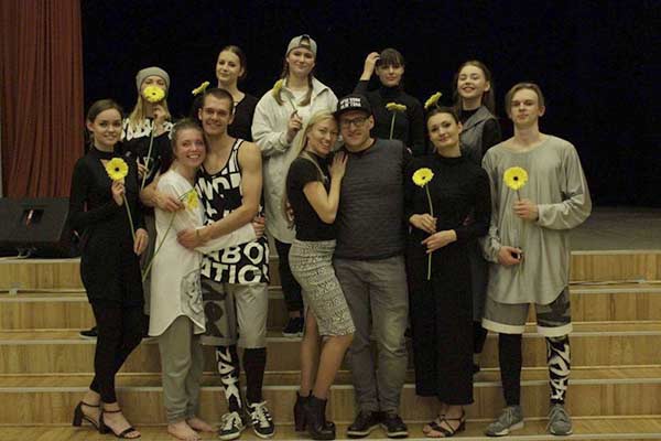 “Услышать” молодых: Резекненцы в Даугавпилсе представили спектакль современной хореографии