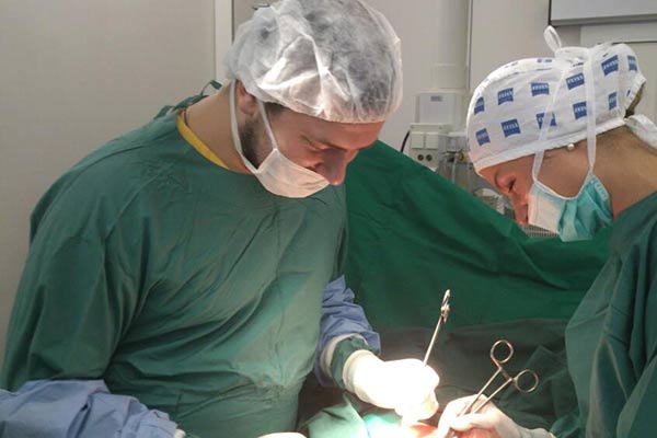 Резекненский доктор Сергей Шаповалов поделился опытом с начинающими хирургами