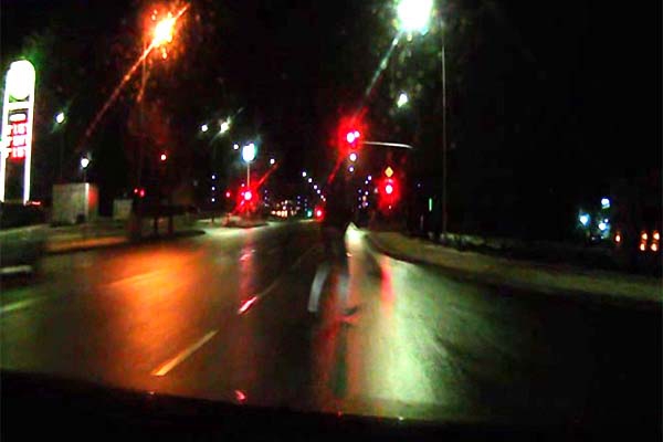 Очевидец: пешеход без отражателя чудом не попал под колеса (видео)