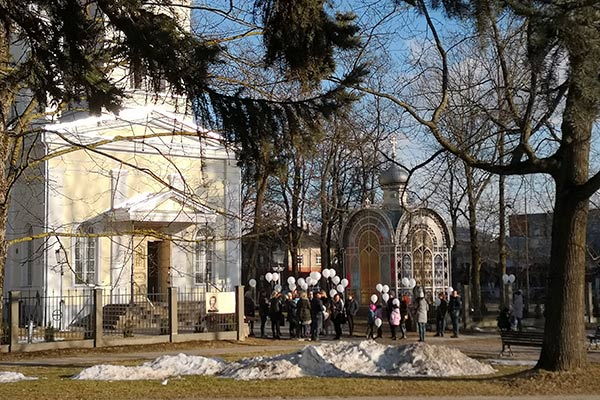 В Резекне прошла акции памяти погибших в Кемерово (ВИДЕО)