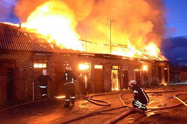  ВИДЕО: Как в Резекне спасатели борются с огнем при крупном пожаре 