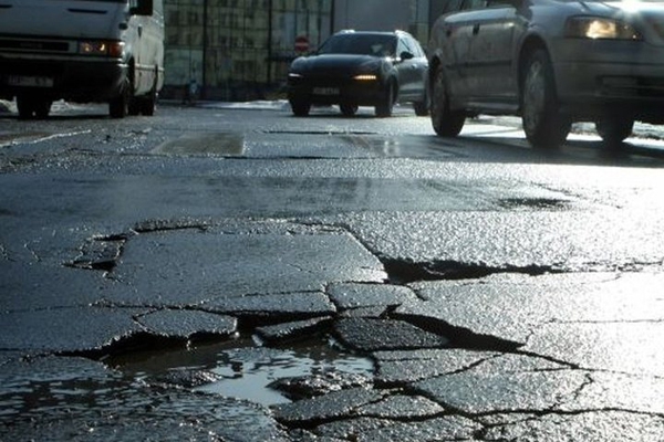 Латвийские дороги превращаются в бездорожье