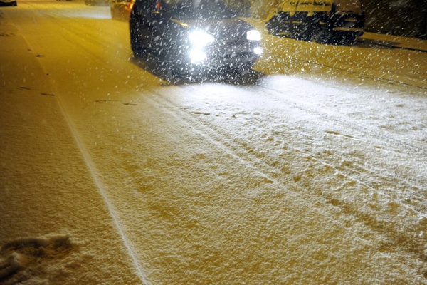 Из-за снега и обледенения водителей призывают к осторожности