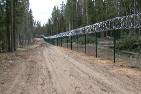 Завершено строительство первого отрезка забора на границе с Россией