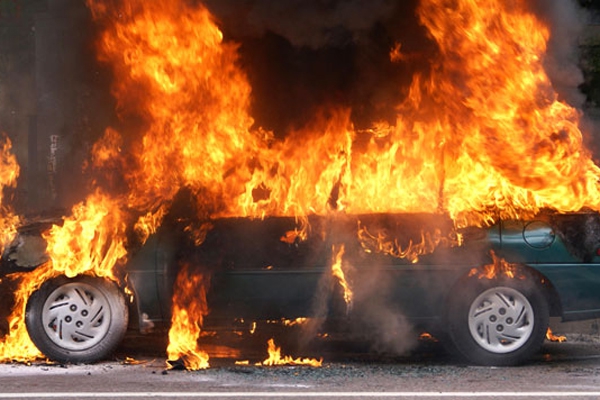 В Латгалии горят автомобили