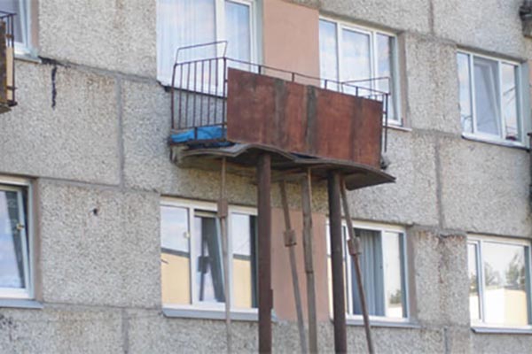 Чиновники: за падающий балкон отвечают падающий с балконом и его соседи
