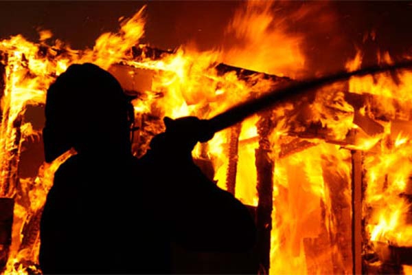 При пожаре в доме в Латгалии погибла старушка 