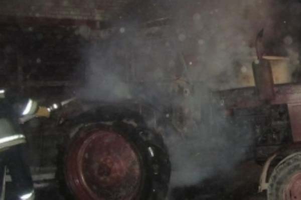 В Резекне сгорели два трактора и легковой автомобиль
