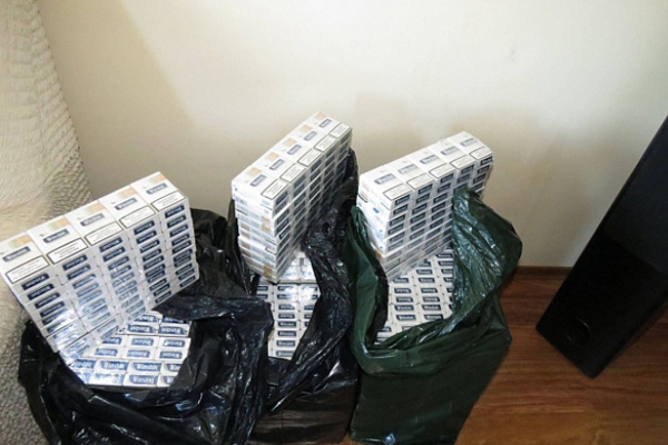 В одной из квартир Резекне было изъято почти 118 000 сигарет разных марок