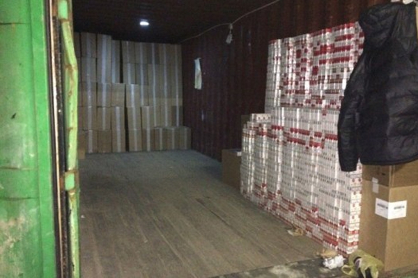 В Резекне задержан груз с 8 млн сигарет (фото)
