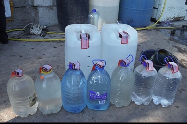Полиция обнаружила "точку" с 700 литрами алкоголя