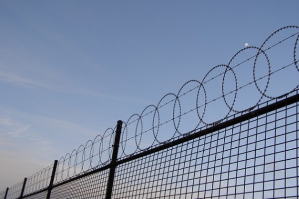 Нелегальных беженцев будут держать за трехметровым забором